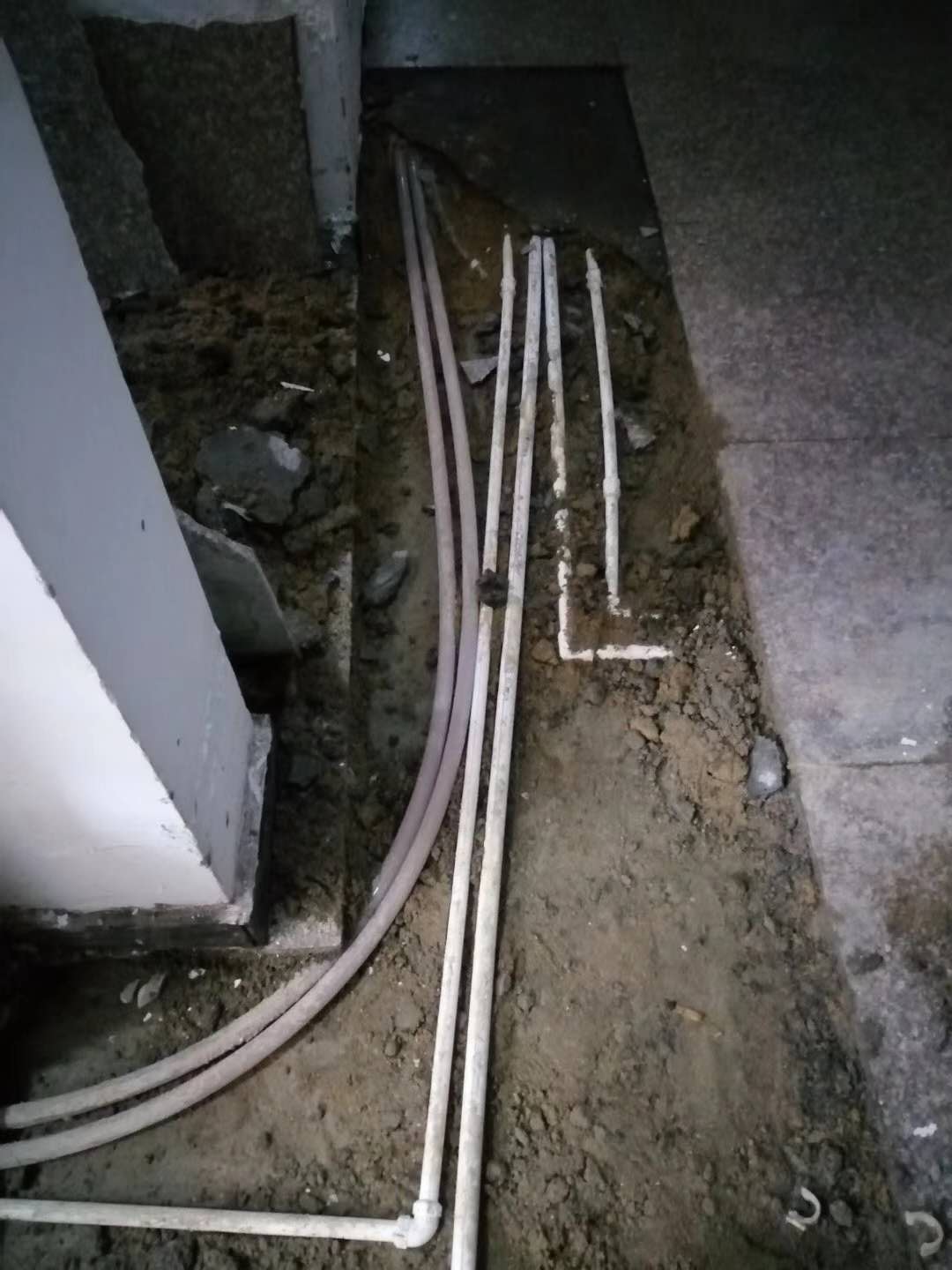 建昌漏水，切勿盲目乱刨乱砸