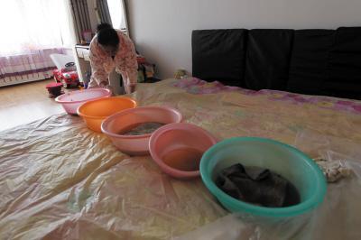 建昌楼上漏水，住户失联，小区没物管，业主维权难！律师来支招……